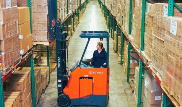 Giải Pháp Xe Nâng Cải Thiện Vận Hành Kho Siêu Thị