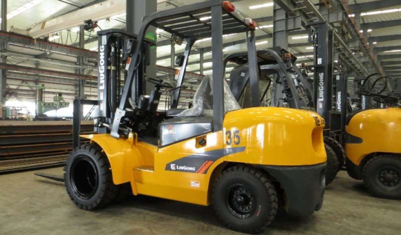 Cho thuê xe nâng giá rẻ uy tín tphcm