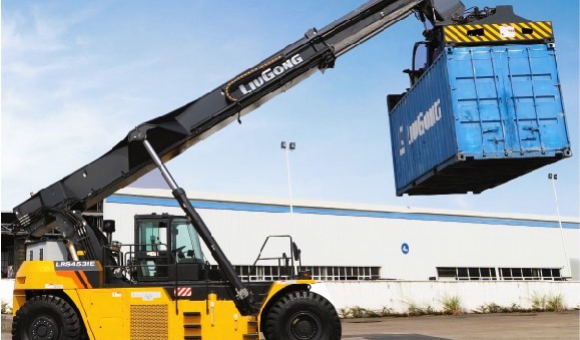 So Sánh Xe Nâng Container Máy Điện và Máy Dầu