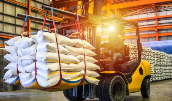 5 Lý Do Đầu Tư Xe Nâng Dầu Trong Logistics