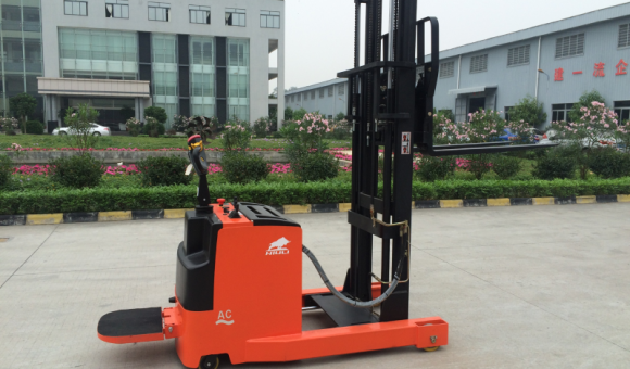 Xe nâng điện bán tự động là gì? Cấu tạo, ưu điểm và ứng dụng