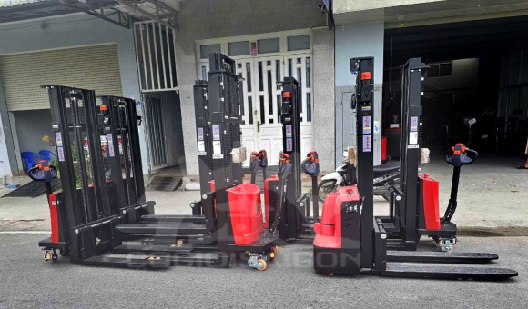 Xe Nâng Bán Tự Động: Trợ Thủ Đắc Lực Nhà Máy Kho Xưởng