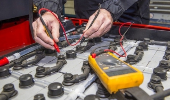 Nguyên nhân xe nâng điện sạc không vào và cách xử lý nhanh nhất