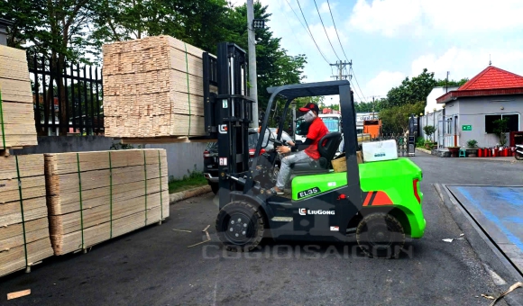 Vai Trò Của Xe Nâng Trong Các Nhà Máy Sản Xuất