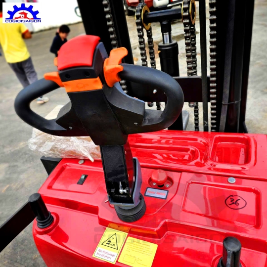 XE NÂNG ĐIỆN ĐỨNG LÁI 4.5M