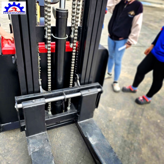 XE NÂNG ĐIỆN ĐỨNG LÁI 4.5M